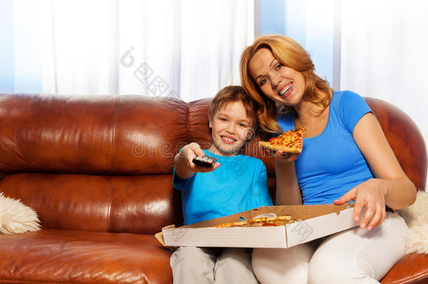 儿童电视频道和妈妈吃披萨