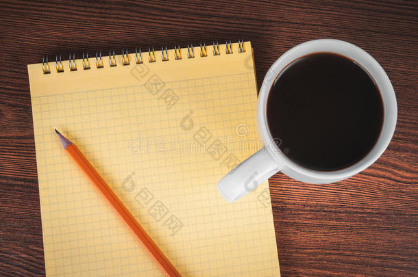 空白记事本、铅笔和咖啡杯