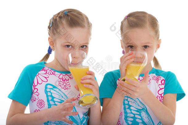 双胞胎姐妹喜欢喝橙汁。