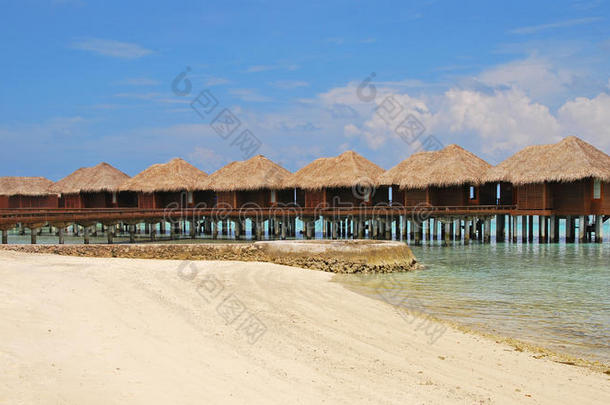 马尔代夫，一个热带度假岛的水上平房上的蓝天沙滩绿松石水岛度假