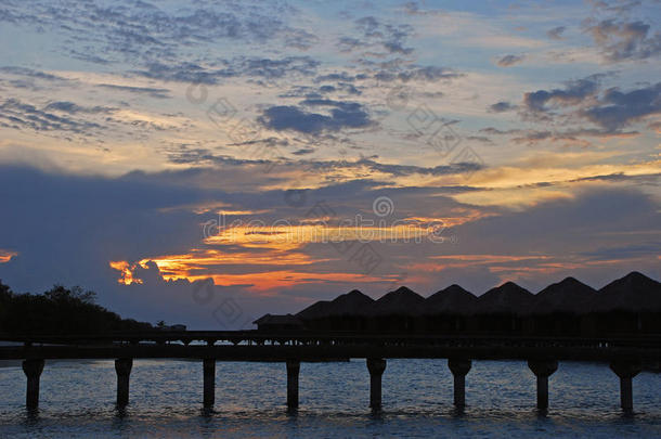 马尔代夫热带度假胜地，夕阳下的一个平房岛上的影子