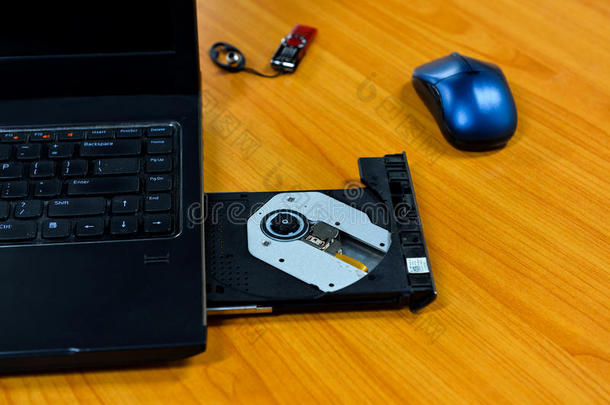 笔记本电脑的<strong>桌面背景</strong>上装有一个dvd光驱