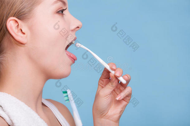清洁舌头的女孩。牙科护理口腔卫生。
