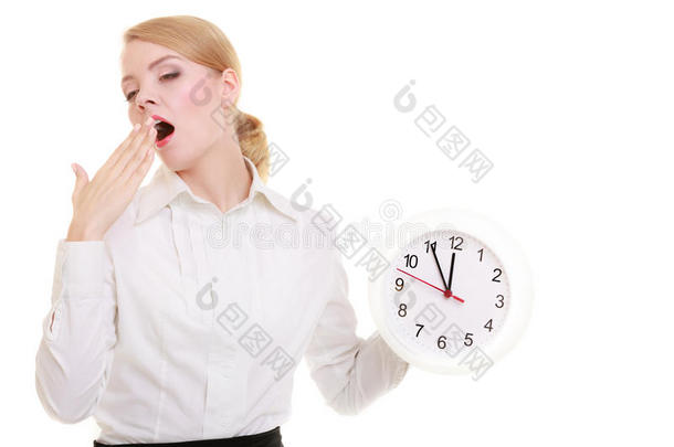 劳累过度的女商人展示时钟和打哈欠。时间。