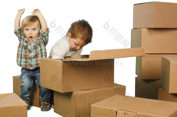 小男孩和女孩在盒子里玩