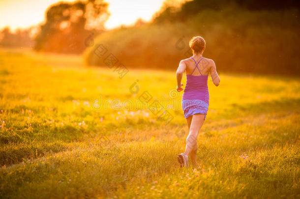 一个阳光明媚的夏夜，年轻女子在<strong>户外奔跑</strong>