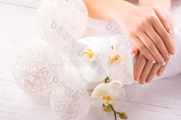 美丽的法式美甲配白色兰花