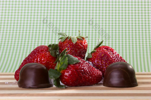 新鲜草莓配小巧克力