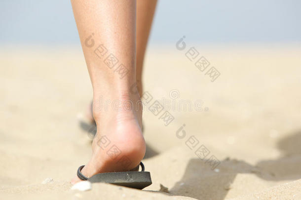 脚在沙滩上穿人字<strong>拖走</strong>路