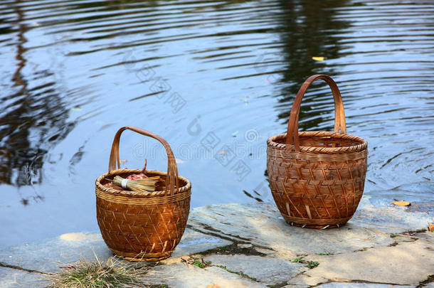 河畔竹篮