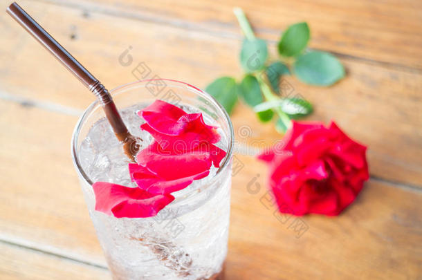 红玫瑰花瓣装饰冰石榴饮料