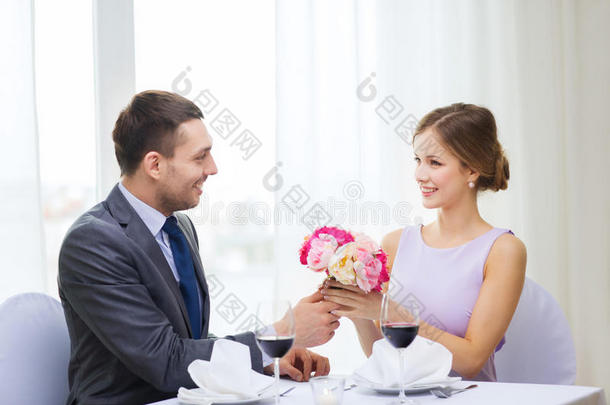 微笑的男子在餐厅送花