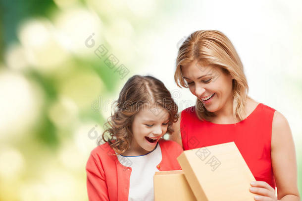 微笑母女打开礼盒