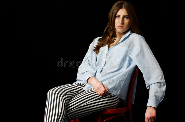 年轻女子<strong>低调</strong>地坐在椅子上