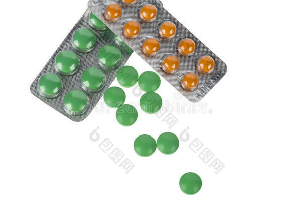 绿色和橙色药丸在白色的水泡上隔离
