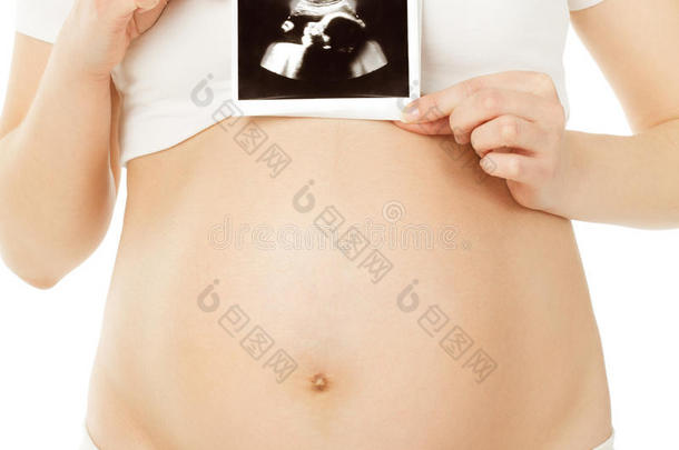 孕妇抱着腹中胎儿的超声波照片