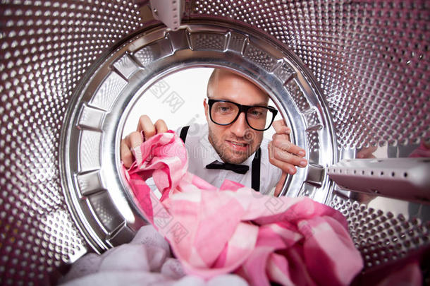 正在洗衣服的年轻人