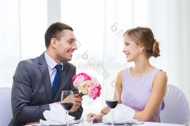 微笑的男子在餐厅<strong>送花</strong>