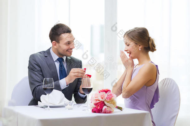 在餐厅向女友求婚的男人