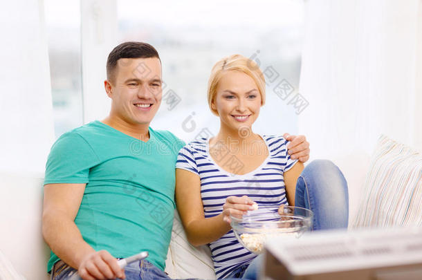 笑眯眯的夫妻俩在家看电影