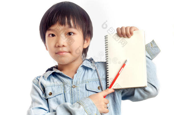 用铅笔拿着笔记本的男孩