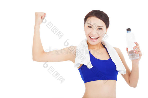 <strong>美</strong>女喝<strong>水</strong>，<strong>肌</strong>肉发达