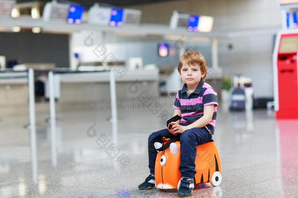 小男孩带着手提箱<strong>去机场</strong>度假旅行