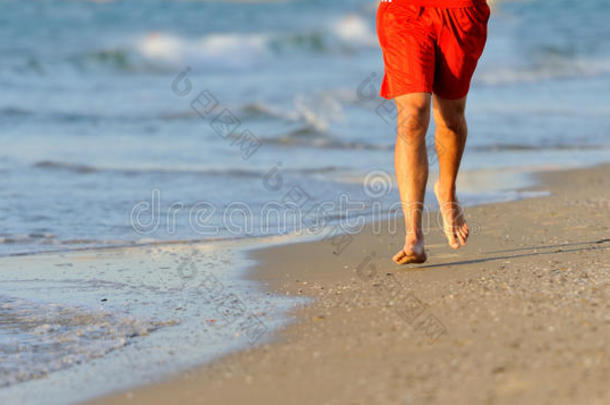 沙滩跑步者的跑腿