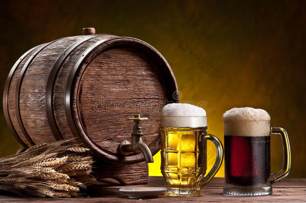 啤酒杯，旧橡木桶和小麦穗。