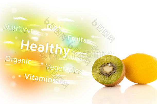 色彩斑斓的多汁水果，有健康的文字和标志