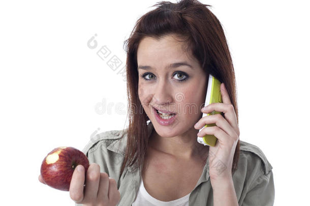 忧心忡忡的女孩在电话里吃苹果