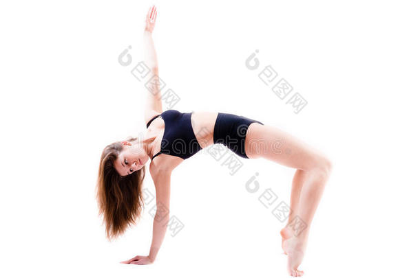 柔韧的年轻女子在白色的背景上进行独立的体育、体操运动