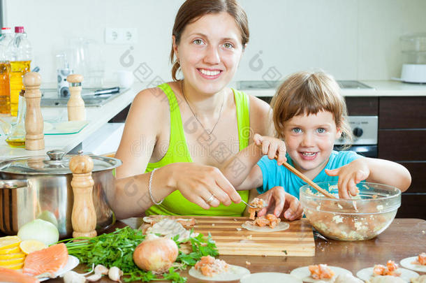 妈妈带着女儿在家里做鱼饺子干净琪