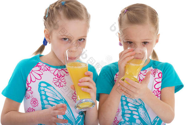双胞胎<strong>姐妹</strong>喜欢喝橙汁。
