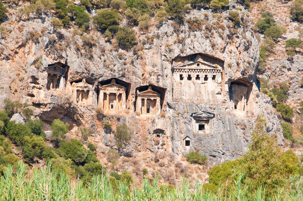 古代吕西安墓葬——山地建筑