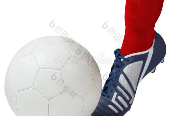 足球运动员用靴子踢球