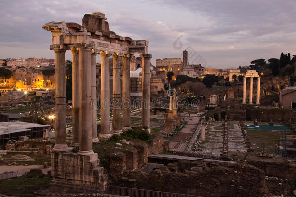 罗马帝国广场和斗兽场的柱子