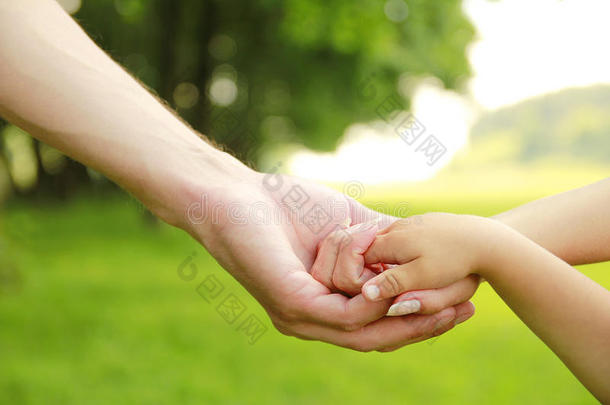 家庭父母牵着小孩子的手