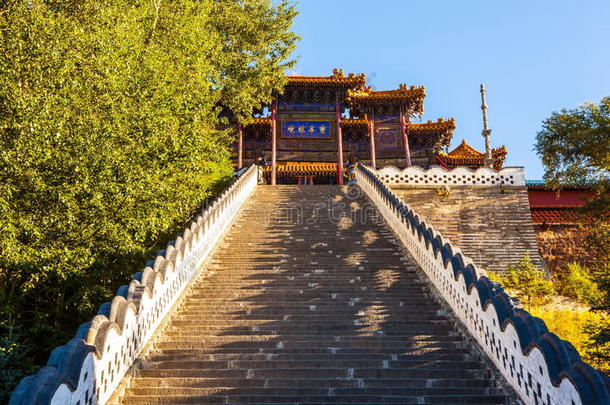 五台山风景区。佛顶寺前108级台阶。