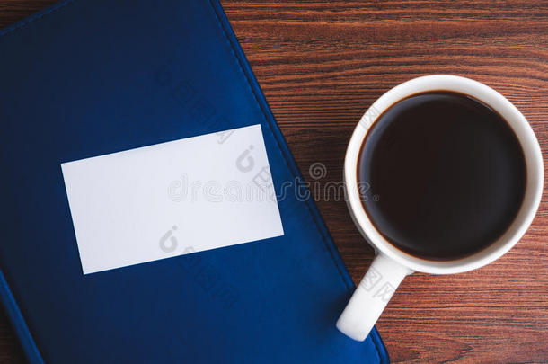 记事本、名片和咖啡杯