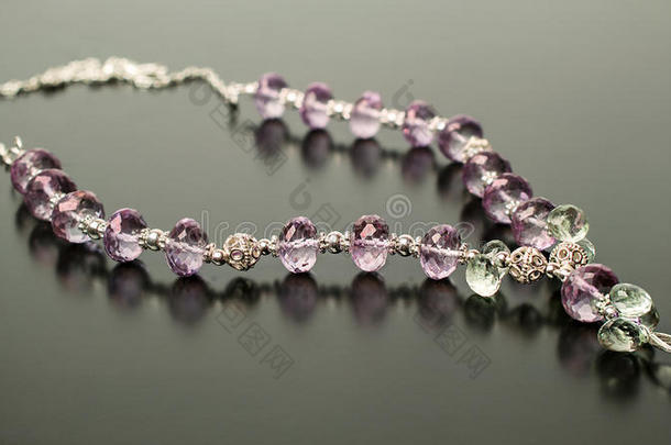 透明紫水晶和白水晶制成的项链