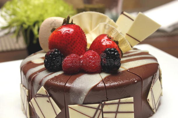 美味的巧克力草莓蛋糕和巧克力甘纳什。
