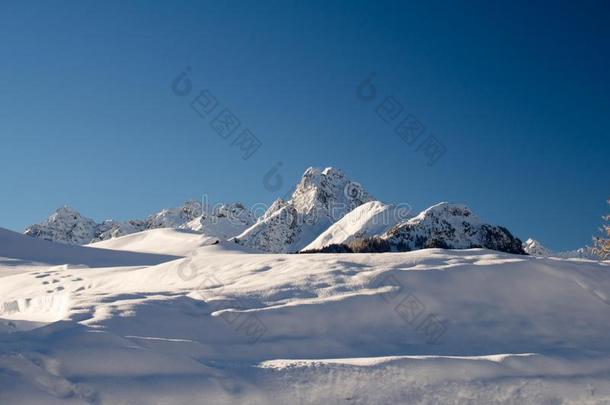 瑞士阿尔卑斯山的初冬清晨