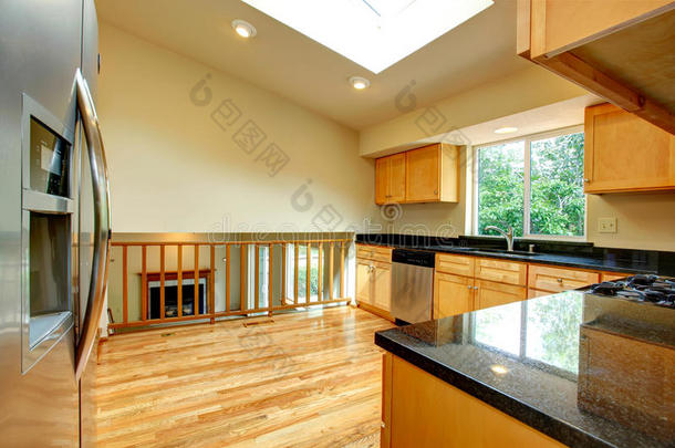 宽敞的厨房，天花板上有窗户