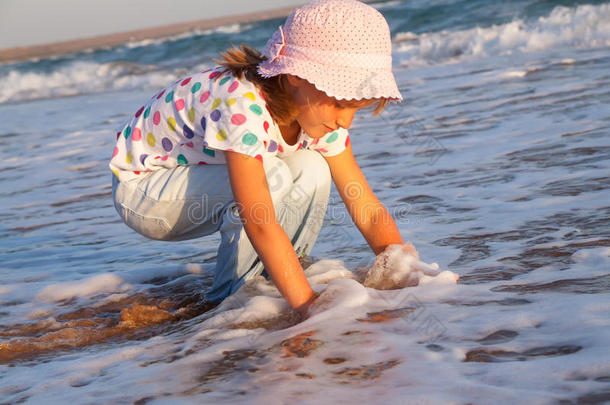 快乐活泼的孩子在海里嬉戏嬉戏。