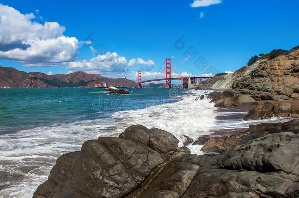 <strong>旧金山</strong>的岩石海岸线和<strong>金门大桥</strong>。