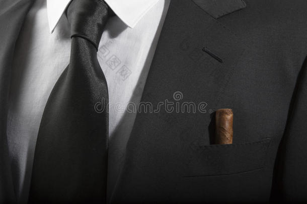 夹克和领带，口袋里有古巴雪茄，意大利时尚