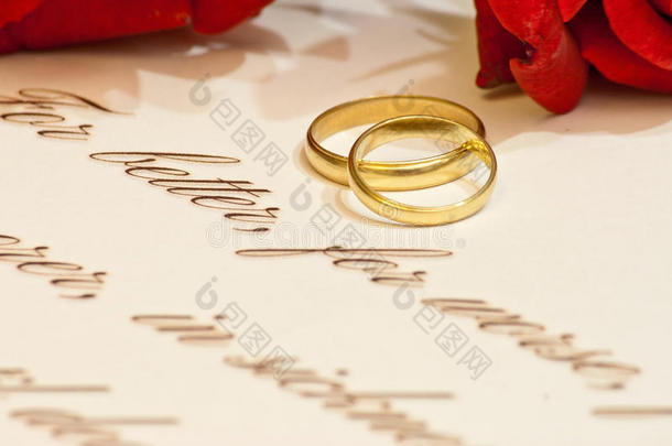 有玫瑰和<strong>誓言</strong>的结婚戒指