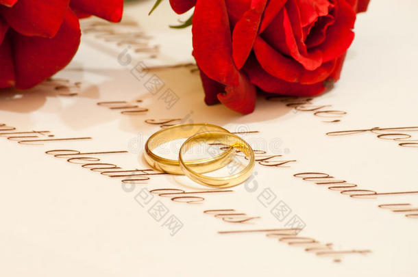 有玫瑰和誓言的结婚戒指