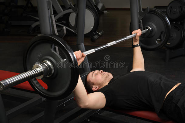 一个年轻人在健身房做<strong>卧底</strong>练习